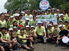 Tree planting volunteer staff